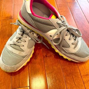 Women’s Saucony Jazz Throwbacks Size 10